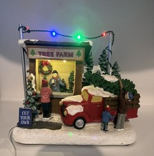 LIGHT-UP PINE HILL TREE FARM~CHRISTMAS VILLAGE~TABLE-TOP DECORATION~NEW picture