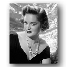 Alexis Smith Photo 8x10 Portrait Hollywood Actress-20 picture