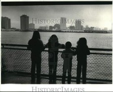 1981 Press Photo Youngsters look over the foggy New Orleans East side skyline picture