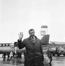 Lev Yashin Dynamo Moscow Soviet Union Goalkeeper arrives Manch- 1965 Old Photo 2 picture