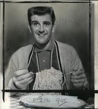 1960 Press Photo Cardinals' baseball player Ernie Broglio eating spaghetti picture
