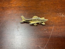 Piper Cherokee 6 PA-32 USA Pilot Crew Wing Gold Tone Solo Aircraft Plane Fly Pin picture
