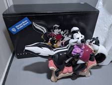 2000 WB Warner Bros Pepe Le Pew Penelope TEAPOT Couch Ceramic Boxed Unused picture