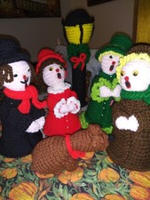 VTG 1980s HAND KNITTED Lot of 6 Cute Christmas Carolers Figures & Lampost & Dog picture