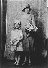 Photo:Mrs M.H. Summer and Daughter Portrait 1929 Apr 6 picture