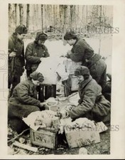 1942 Press Photo Soviet soldiers receive packages from home, Russia - nei03796 picture