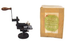 1930s Singer Ball Bearing Hand Operated Pinker (No. 121379 picture