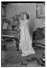 Photo:Amelita Galli-Curci at Piano 1917 Photograph picture