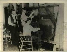 1927 Press Photo Kansas City Firemen make shawls to raise fund for the needy picture
