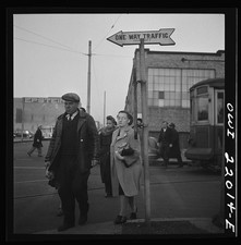 Photo:Baltimore Maryland 1943 Workers Catching Streetcar One Way Traffic picture