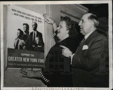 1946 Press Photo New York Singer Kate Smith, Postmaster Al Goldman NYC picture