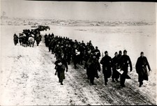 CGE60 1942 Original Photo GERMAN SOLDIERS MARCHING ACROSS SNOWY UKRAINE WWII picture