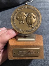 1983 M&M Mars Employee Service Award Bronze Medallion Trophy Wooden Base Vintage picture