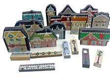 Cat’s Meow Village Collectibles North Pole Collection Houses + 19 Pcs 1999-2009 picture