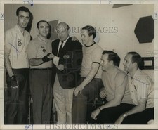1968 Press Photo Bowling players flash $6,000 winner's check - noo00330 picture