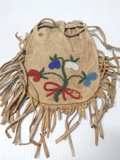 ANTIQUE BEADED CHIPPEWA ( OJIBWE) INDIAN HIDE POUCH. - c1920s - LOW BUY IT NOW picture