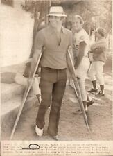 LG21 '75 Wire Photo NEW YORK METS JOE TORRES ON CRUTCHES JERRY KOOSMAN DEL UNSER picture