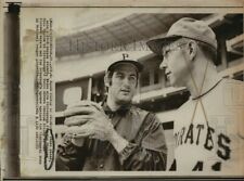 1972 Wirephoto Steve Blass with Pittsburgh Pirates manager Bill Virdon 8X11 picture