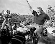 OAKLAND RAIDERS PLAYERS JOHN MADDEN ON SHOULDERS AFTER WIN - 8X10 PHOTO (RT860) picture