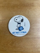 Get Met It Pays Snoopy 1958 United FeatureVintage Metal Pinback Pin Button picture