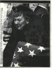 1969 Press Photo Mamie Eisenhower carries flag to cover husband's casket picture