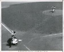 1955 Press Photo Jim Hearn of Giants vs Chuck Harmon of Reds, ump Bill Englen picture