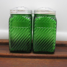 Two Vintage Owens-Illinois Forest Green Ribbed Spice Shaker Jars Hoosier 4-3/8