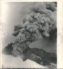 1966 Press Photo Volcano erupts near the crest of Mt. Redoubt in Alaska picture