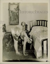 1926 Press Photo Carmel Myers, M-G-M Actress exercises - kfz06148 picture