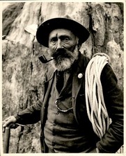 GA226 Approx 1920s Original Underwood Photo GERMAN GUIDE SMOKING TOBACCO PIPE picture