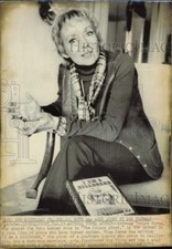 1971 Press Photo Actress Evelyn Keyes with Her Book 