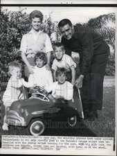 1962 Press Photo Reds pitcher Joey Jay & family in Cinncianti - net06989 picture