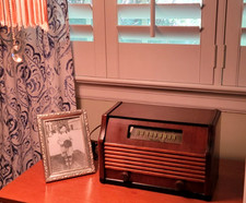 Vintage 1946 Air King Tube Radio Tabletop Art Deco Wood Bakelite AM Collector picture